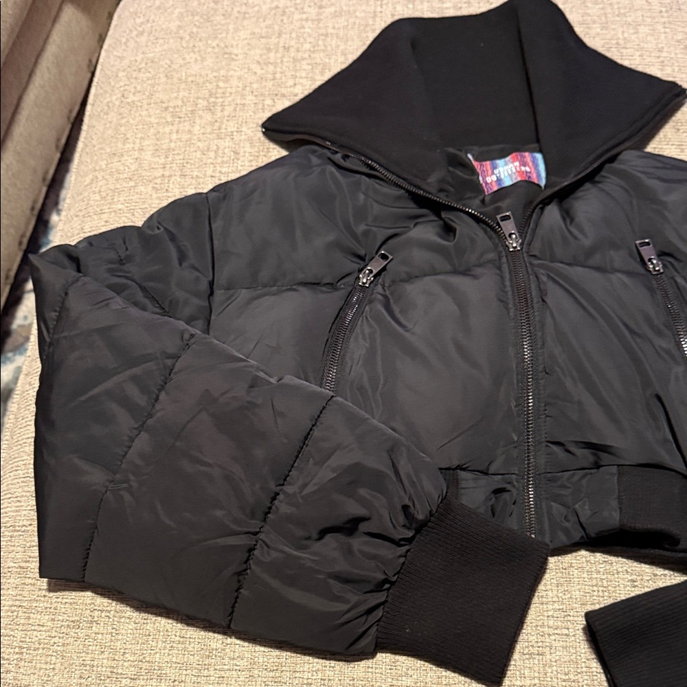 Urban Outfitters Black Cropped Puffer Jacket - Picture 3 of 8